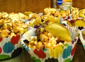 Caramel Apple Popcorn #Recipe #HolidayTips