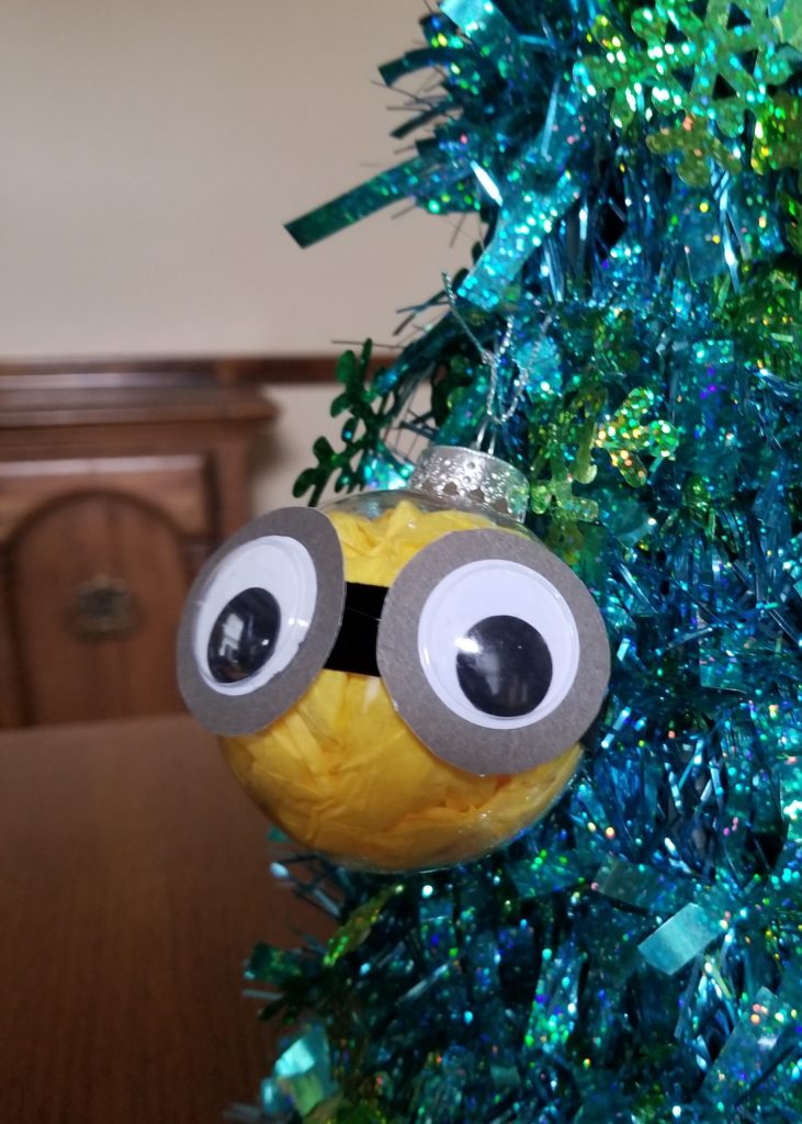 Quick and Easy Minion Ornaments and Wreath Crafts